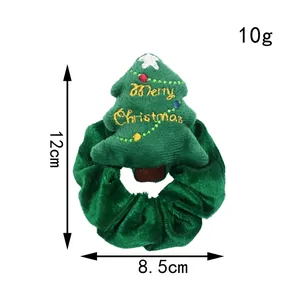 Maatmeting van groene fluwelen kerstboom scrunchie haaraccessoire.