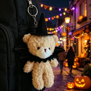 Dettaglio portachiavi orsetto di peluche Halloween con cappello da strega e ali di pipistrello.