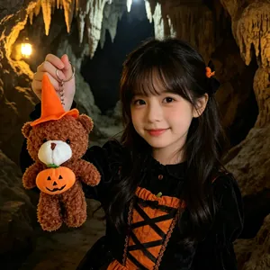 Primo piano di un portachiavi orsetto di peluche di Halloween con cappello.