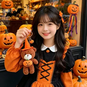 Portachiavi orsetto di peluche per Halloween con cappello da strega e zucca
