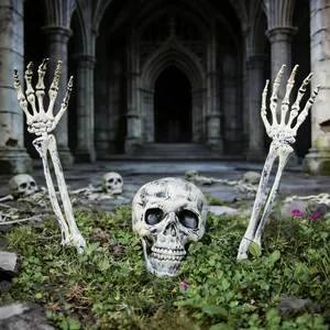 Dettaglio delle decorazioni da giardino per Halloween con teschio e braccia realistici