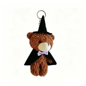 Portachiavi orsetto di peluche di Halloween con cappello da strega nero e mantello.