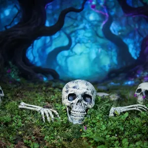 Gruseliges Halloween-Skelett-Set mit Totenkopf und Armen in einem dunklen, unheimlichen Wald