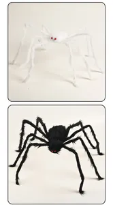 Primer plano de arañas de peluche de Halloween blancas y negras con ojos rojos