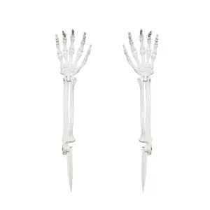 Paar realistische weiße Halloween-Skeletthand-Gartenstecker für die Außendekoration.