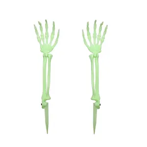 Paar hellgrüne Skelettarm-Gartenstecker für die Halloween-Gartendekoration