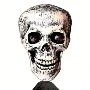 Detailansicht einer realistischen verwitterten Halloween-Totenkopfstütze für den Garten