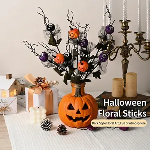 Vaso di zucca di Halloween con rami decorativi spaventosi per decorazioni di festa