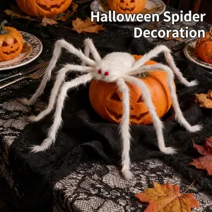 Grande ragno peloso bianco su zucca per decorazione scenografica festa Halloween