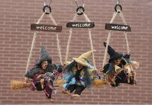 Juego de tres decoraciones de brujas de Halloween colgando en escobas con carteles