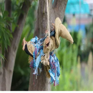 Primer plano de decoración de bruja de Halloween colgada en un columpio en un jardín
