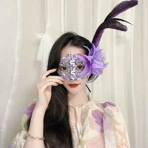 Nahaufnahme einer eleganten lila Spitzenmaske mit Blume und Federn an einem Model