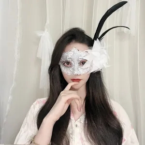 Elegante silberne Spitzen-Augenmaske mit weißer Blume und schwarzen Federn für Maskenball.