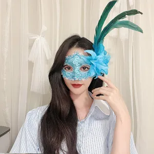 Detailansicht der hellblauen Spitzenmaske mit Federn und eleganten Blumenakzenten