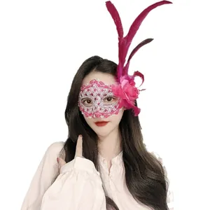 Elegante rosa Spitzenmaske für Maskenball mit Federn und Blumen für Halloween Partys.