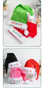 Dettaglio di cappelli di Babbo Natale personalizzati in peluche da 75 cm in vari colori