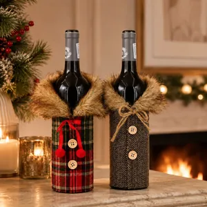 Gemütliche Weihnachts-Weinflaschenhüllen mit Fellkragen und Schleifen in Feststimmung