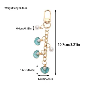 Vue détaillée des dimensions du porte-clés coquillage avec perles et émail bleu