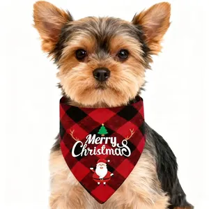 Yorkshire Terrier con bandana natalizia a quadretti rossi e neri e Babbo Natale