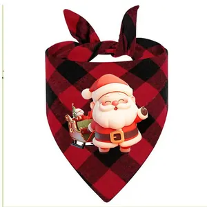 Dettaglio bandana natalizia per cani con motivo a quadri rossi e stampa Babbo Natale.