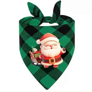 Dettaglio di una bandana scozzese verde per cani con stampa Babbo Natale 3D