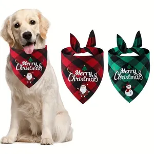 Dettagli delle bandane natalizie per animali con stampe festive a quadri