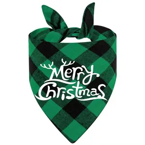 Vista dettagliata della bandana per animali a quadri verdi e neri con stampa Merry Christmas.