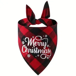 Bandana natalizia per cani a scacchi rossi e neri con stampa Merry Christmas e fiocchi di neve.