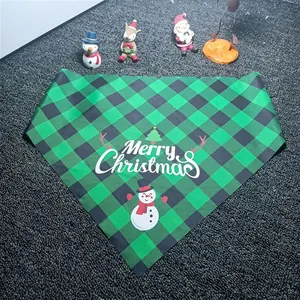 Dettaglio bandana per animali a quadri verdi con testo 'Merry Christmas' e grafica pupazzo di neve