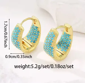 Dettaglio degli orecchini a cerchio turchesi placcati oro 18K con dimensioni