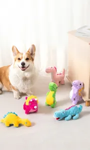 Surtido de peluches de dinosaurios coloridos para perros en un ambiente acogedor