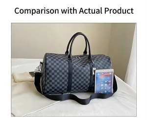 Größenvergleich einer grau karierten Reisetasche neben einem Tablet-PC