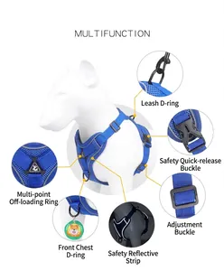 Vue détaillée du harnais bleu pour chien avec bandes réfléchissantes et boucles de sécurité