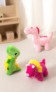 Vista detallada de tres peluches sonoros para perros con forma de dinosaurio de colores