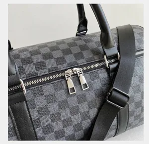 Nahaufnahme der glatten Doppelreißverschlüsse an einer Reisetasche