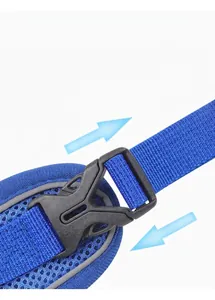 Gros plan sur la boucle de sécurité d'un harnais bleu réfléchissant et respirant pour animaux