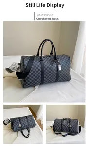 Detaillierte Collage einer großen Reisetasche mit schwarzem Karomuster für Reisen