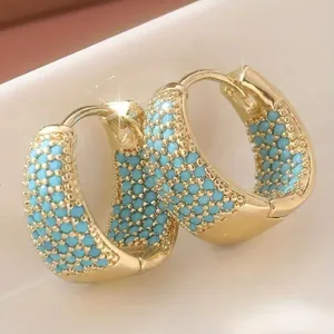 Eleganti orecchini a cerchio placcati oro 18 carati con pavé di turchese blu brillante