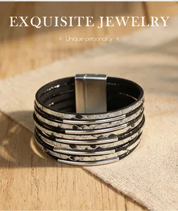 Mehrlagiges PU-Lederarmband mit Schlangenmuster, Magnetverschluss und Metallakzenten