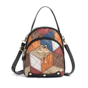 Mini sac à dos chic en similicuir patchwork avec breloque cœur pour femmes mode