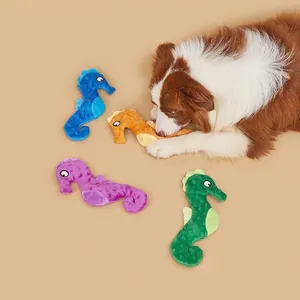 Nahaufnahme von bunten Seepferdchen-Plüschhunde-Spielzeugen mit einem Hund