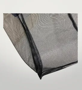 Macro del resistente tessuto a rete nero e dei dettagli delle cuciture rinforzate