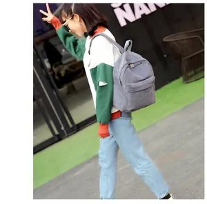 Detailansicht eines grauen Cord-Rucksacks für Damen, getragen von einem Modell im Freien