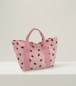 Detailweergave van de roze corduroy draagtas met een schattige aardbeienpatroonprint