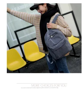 Asiatisches Model trägt grauen Cord-Rucksack in einer urbanen Umgebung
