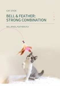 Detailaufnahme einer interaktiven Feder-Katzenangel mit Glocke und einer Katze