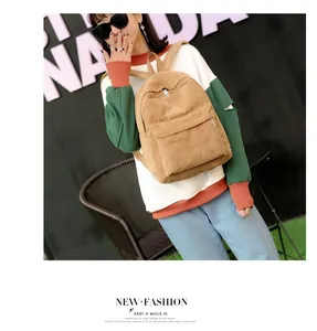 Detailansicht eines stylischen braunen Cord-Rucksacks, der von einem Modell getragen wird