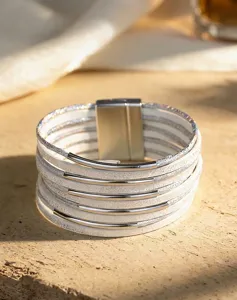 Nahaufnahme eines modischen weißen mehrreihigen Lederarmbandes mit Magnetverschluss