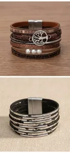 Detail eines mehrlagigen Boho-PU-Lederarmbands mit Magnetverschluss und Perlen.