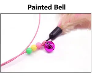 Detailaufnahme einer rosa Glocke und bunten Perlen an einem stabilen Katzenangel